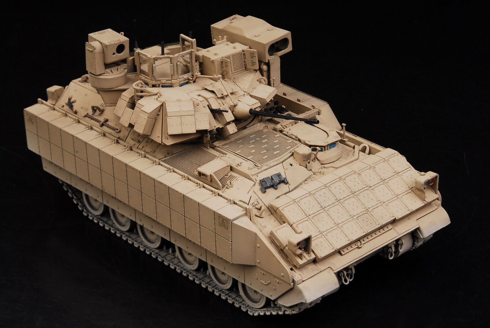 Kinetic M3A3 Bradley CFV w/ Bigfoot Track-Links 1/35